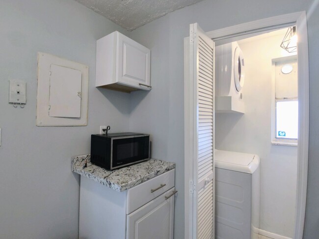 Building Photo - Renovated 2 Bed, 2 Bath Gem in Versailles ...