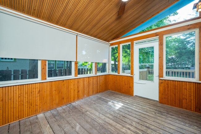 Building Photo - 822 7th St