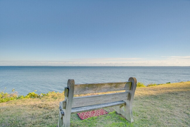 Building Photo - Stylish Condo in Waterfront Bayview Terrace – Updated Interiors, In-Unit Washer/Dryer, Access to ...