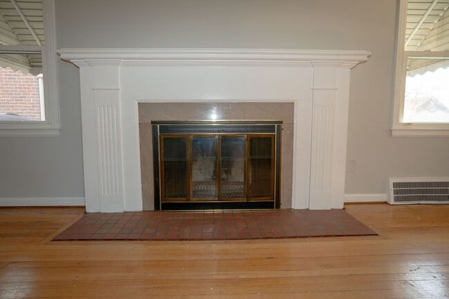 Building Photo - Update charming 3 bedroom bungalow