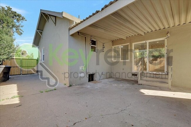Building Photo - 4404 Lantana Ave