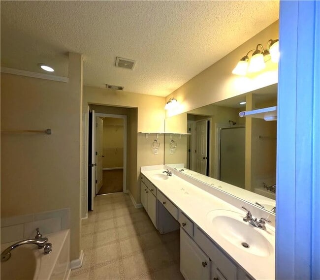 Building Photo - 4132 Royal Regency Cir
