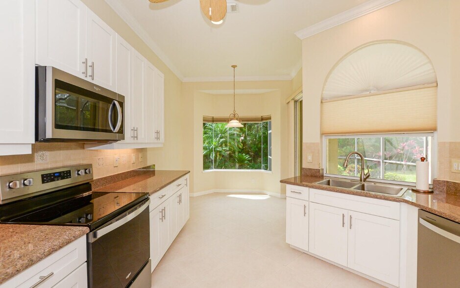 Full view kitchen - 798 SW Munjack Cir