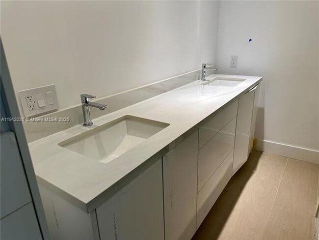 Building Photo - 881 Ocean Dr