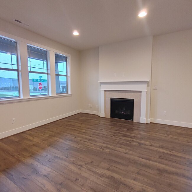 Building Photo - Modern 4BR + AC | Minutes to Hillsboro & High Tech Corridor - Coming Soon!