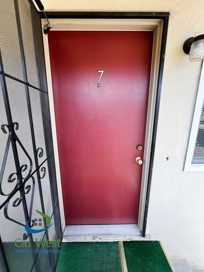 Building Photo - $1995 - Cozy 1/1 located near the Rose Garden