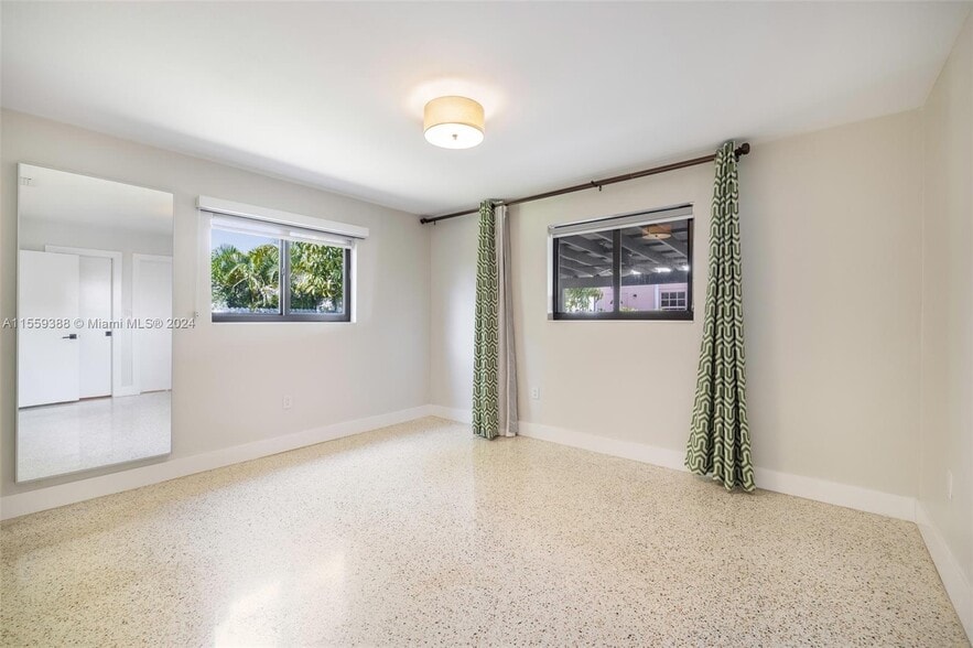 Building Photo - 2539 SW 20th St