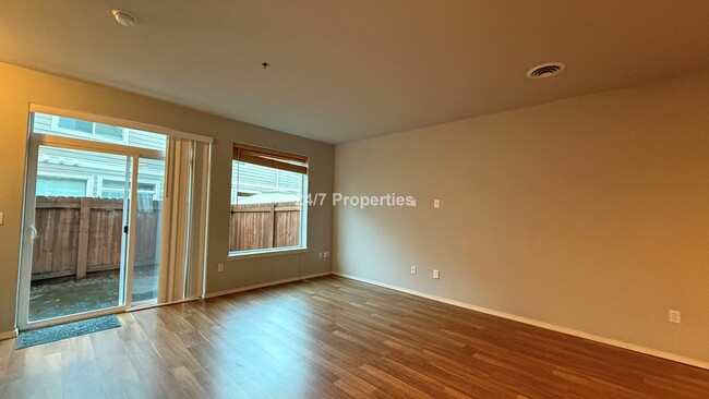 Building Photo - Nice 3BD I 2BA Townhome - Hillsboro!