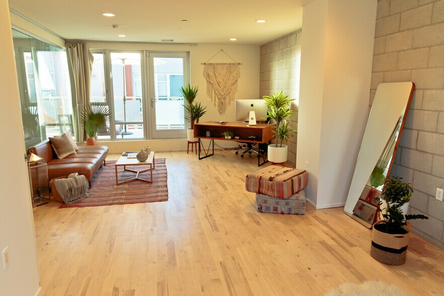 Building Photo - 3450 Cahuenga Blvd W