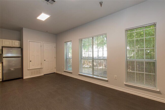 Building Photo - 2204 San Gabriel St