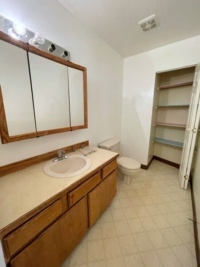 Building Photo - RARE FIND! Spacious and bright three bedro...