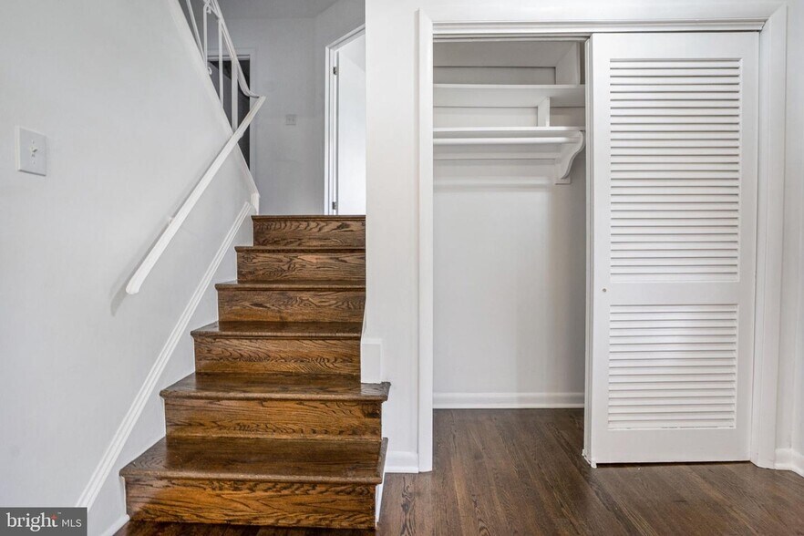 Building Photo - 4809 Camelot St