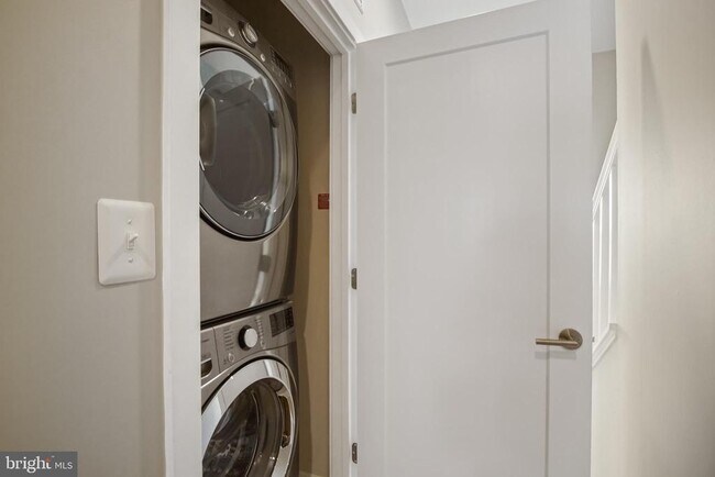 Building Photo - 621 Parkside Pl NE