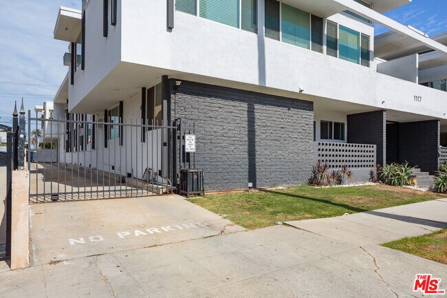 Building Photo - 1117 S Bronson Ave