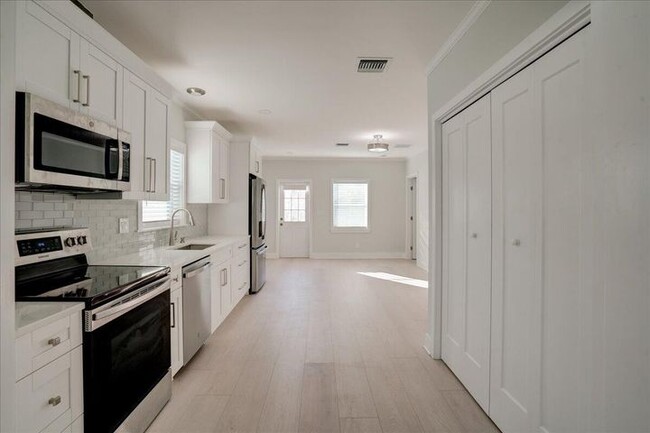 Building Photo - 320 NW 6th Ave