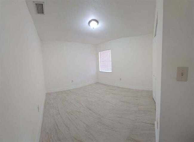 Building Photo - 2728 SW 5th St