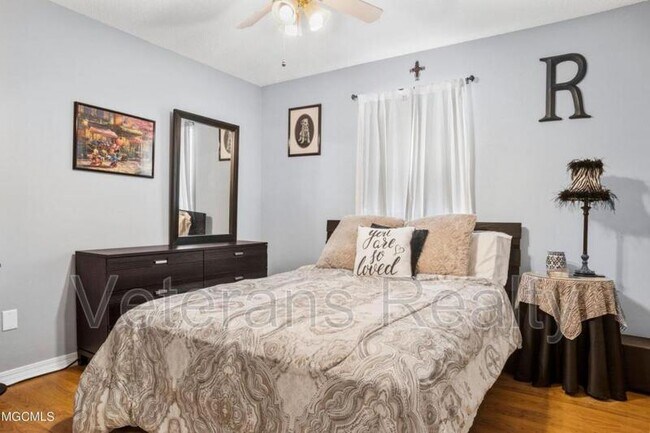 Building Photo - 313 Seal Ave