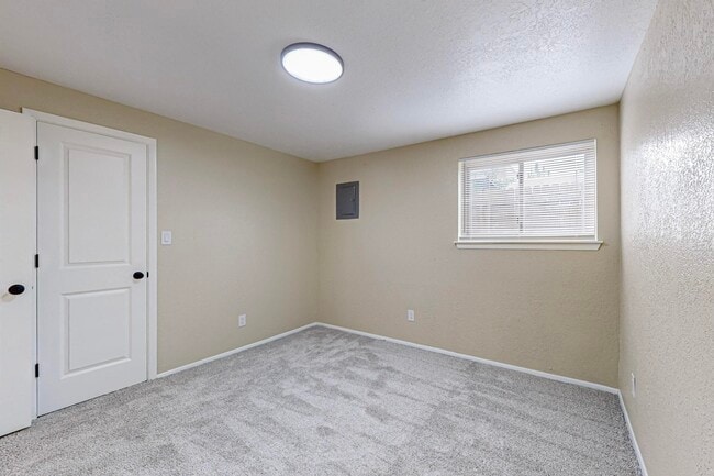 Building Photo - 713 Rio Arriba Ave SE