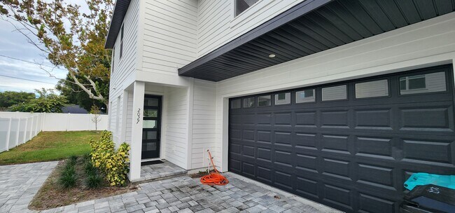 Primary Photo - 2027 Peel Ave