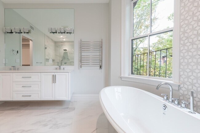 Building Photo - 131 W Newton St