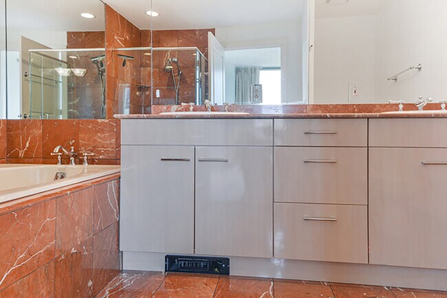 Building Photo - 700 Park Regency Pl NE