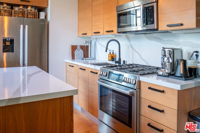 Building Photo - 460 S Spring St