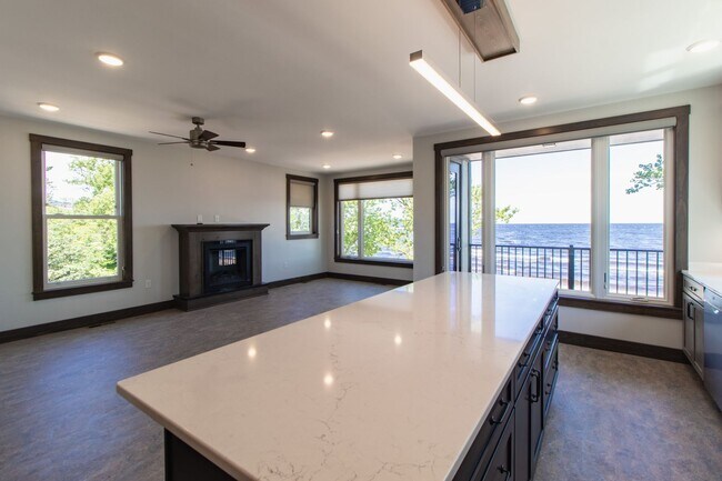 Building Photo - AVAILABLE AUGUST - Beautifully Renovated 2 bed/1bath Home on PARK POINT