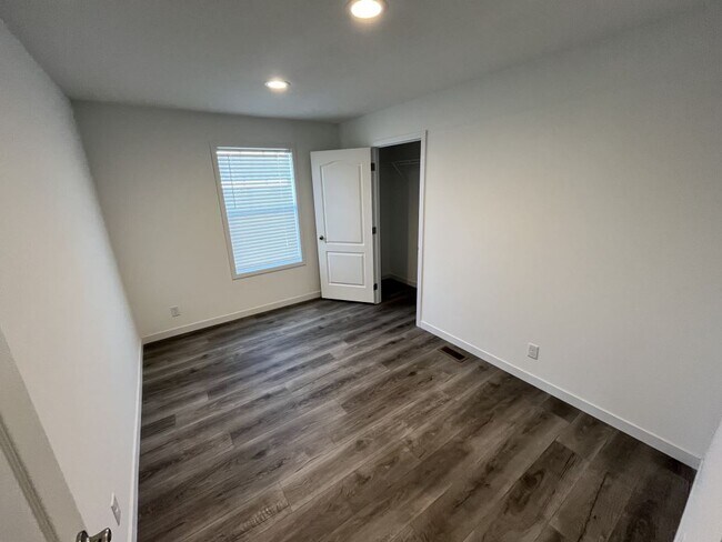 Building Photo - 5100 W Augusta Blvd