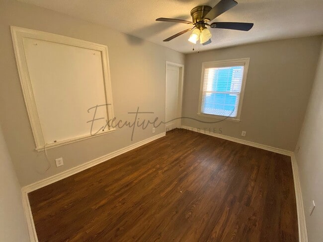 Building Photo - Well-Kept 3BR Home with Sunroom, Garage & Fenced Yard