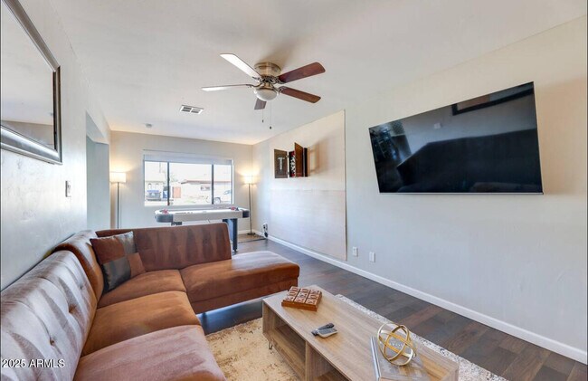 Building Photo - 1027 S Siesta Ln