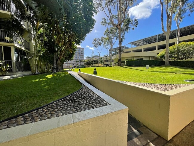 Building Photo - Gorgeous renovated high-floor apartment in great building.