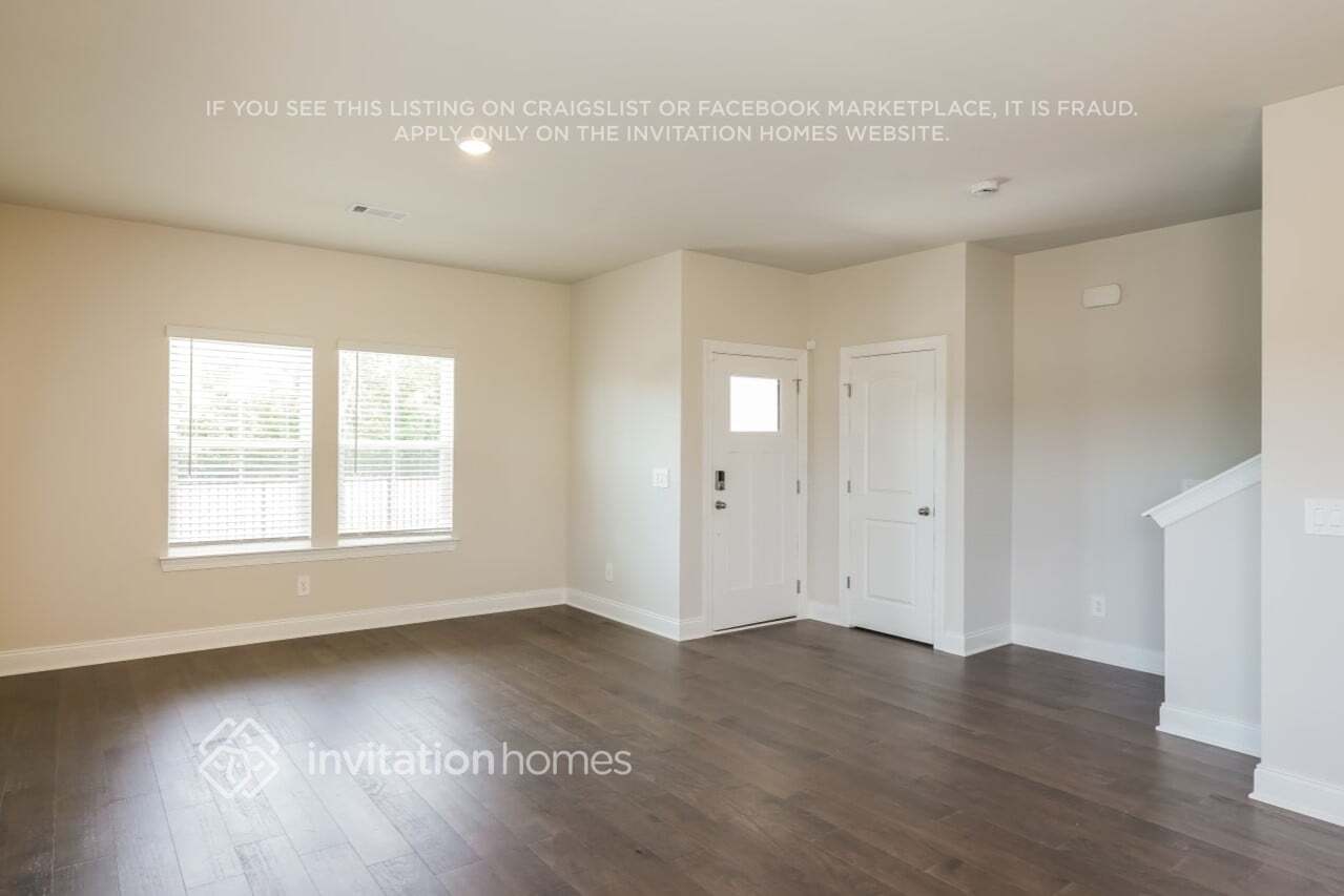 Building Photo - 215 River Rock Dr