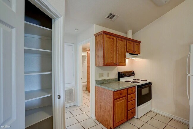 Building Photo - "Cozy 1-Bedroom Retreat in San Marcos – Perfectly Sized at 651 Sq Ft on Burleson Street!"