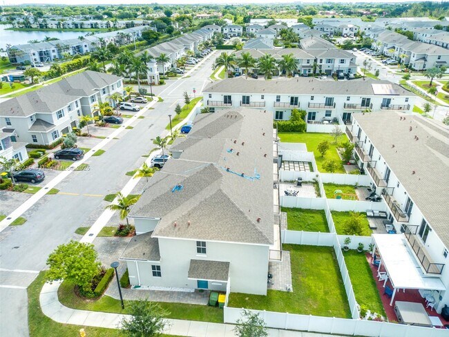 Building Photo - 750 SE 16th Ct