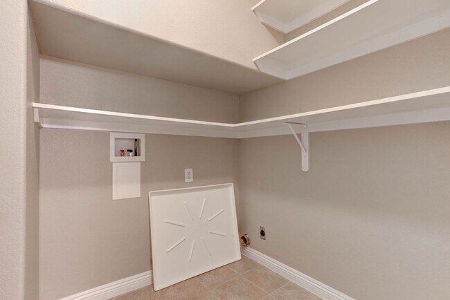 Building Photo - 809 Royal Birch Ln