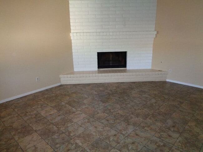 Building Photo - Adorable Single Level Eastside Duplex With...