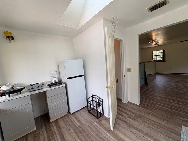 Building Photo - Large studio apartment with use of pool!
