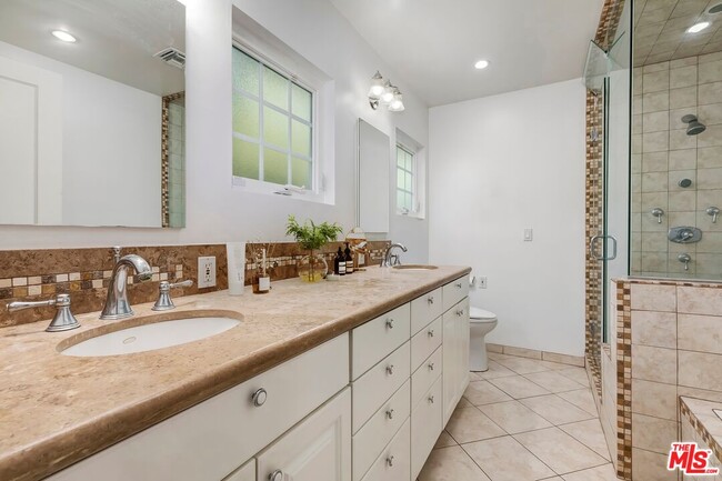 Building Photo - 3924 Woodfield Dr