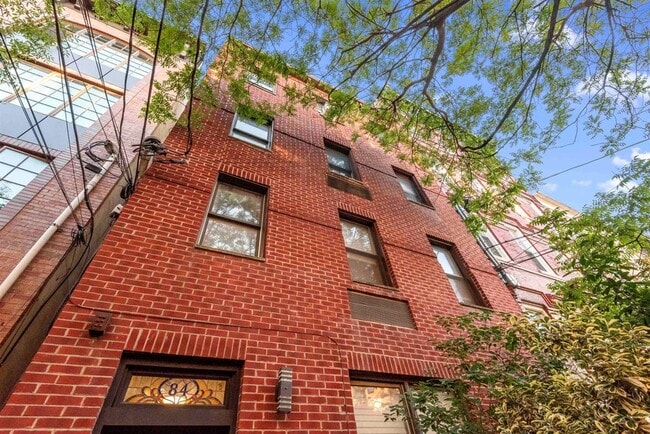 Building Photo - 84 Monroe St