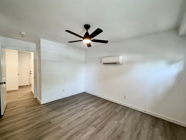 Building Photo - Practically New & Available May 1st! Luxur...