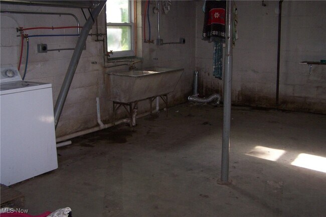 Building Photo - 15962 Pierce St