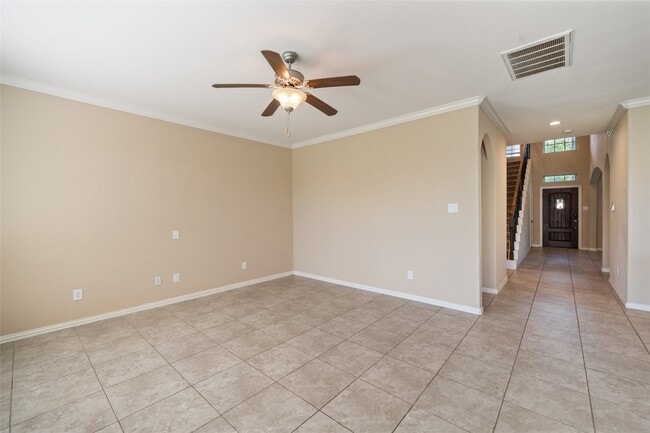 Building Photo - 667 Oak Cir Dr E