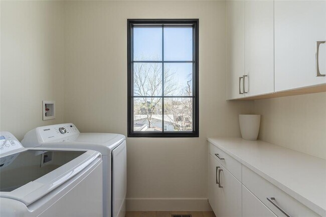 Building Photo - 1702 Bauerle Ave