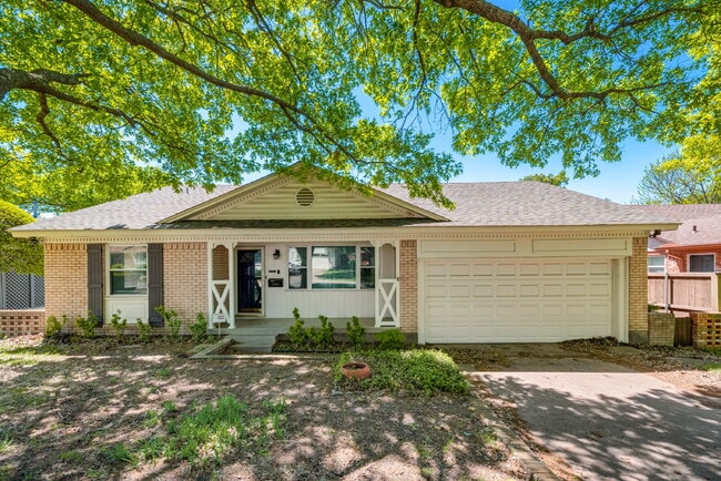 Building Photo - Gorgeous 2 Bed, 2 Bath Lochwood Home!