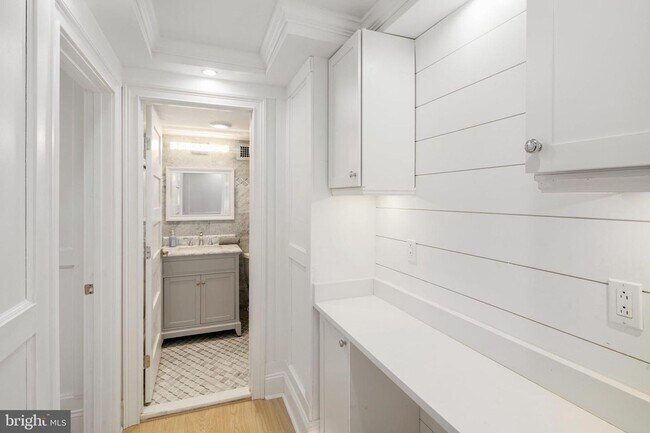 Building Photo - Beautifully Renovated 1 Bed Unit @ The Dorchester in Rittenhouse Square
