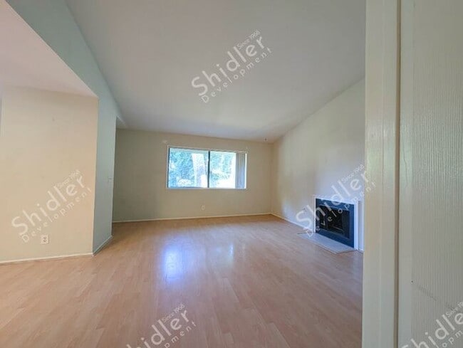 Building Photo - 2 Bed 1 Bath No one Above You