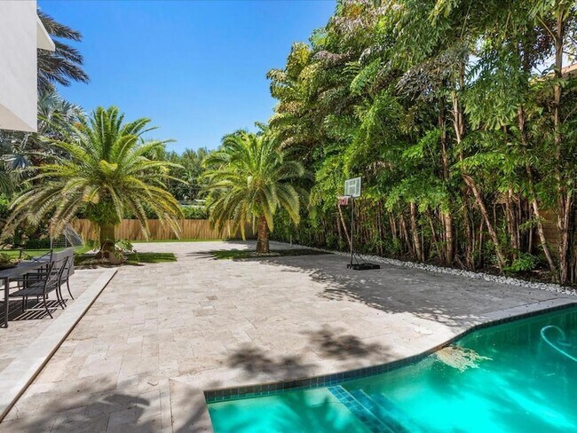 Building Photo - 3917 S Le Jeune Rd