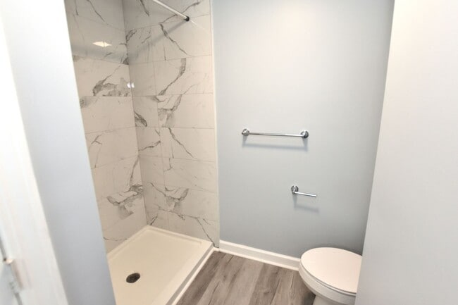 Building Photo - 1640 Bridgedale Dr