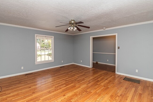 Building Photo - SPACIOUS Brick Home ~ Great location close...