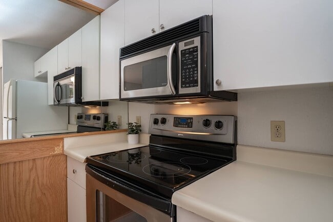 Building Photo - Remodeled 2 Bed / 1.5 Bath at Kihei Villag...